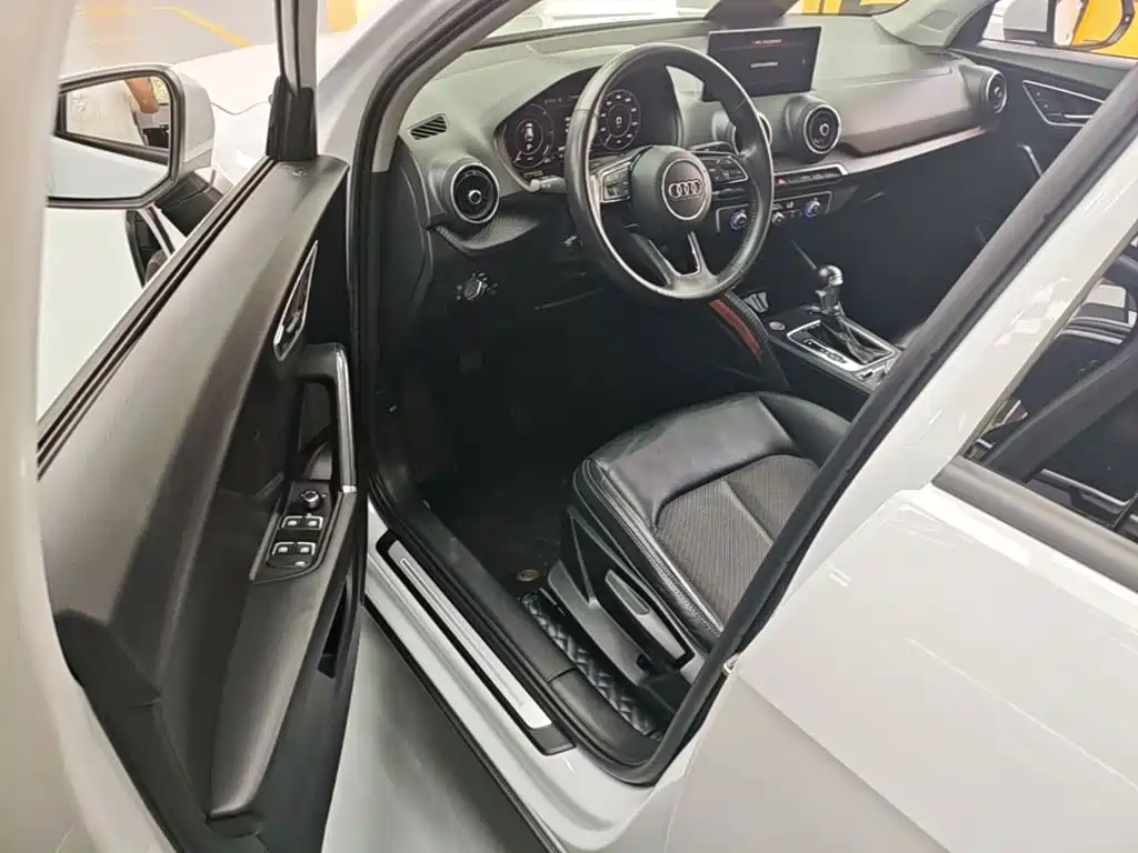 Audi Q2L E-Tron 2020 — фото 16
