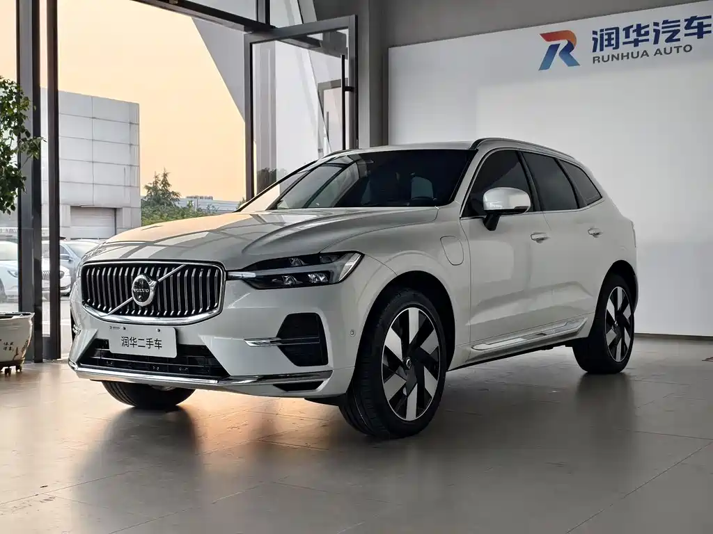 Volvo XC60 Plug-In Hybrid 2024 — фото 1
