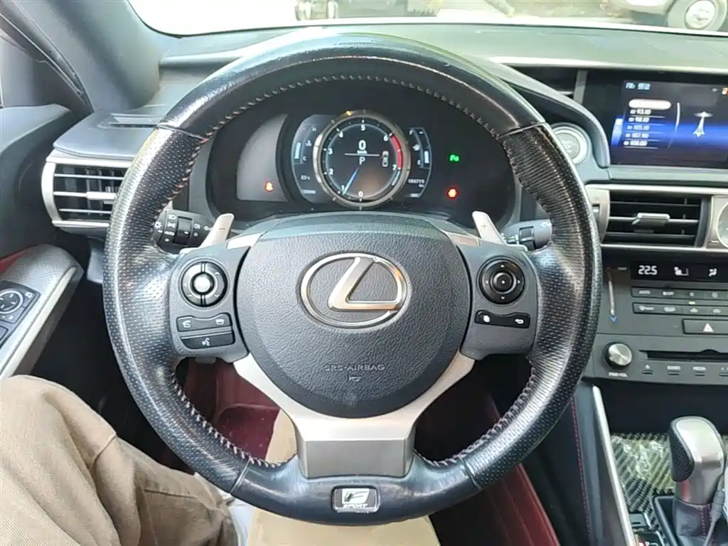 Lexus IS 2016 — фото 11