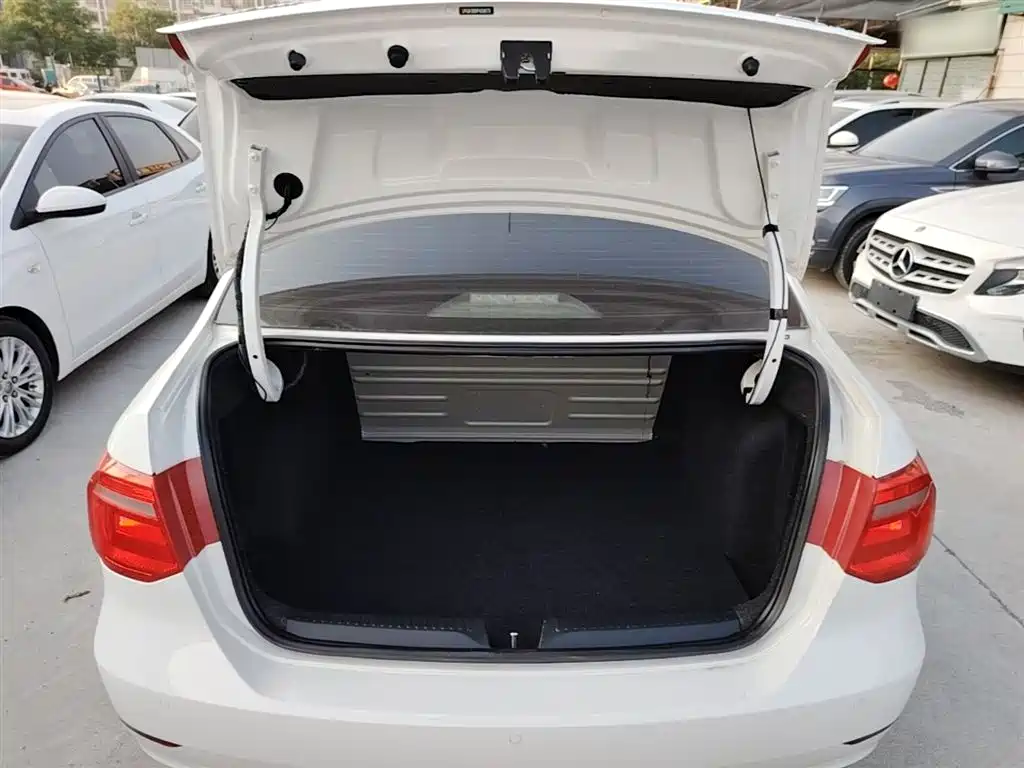 Volkswagen Jetta 2015 — фото 19