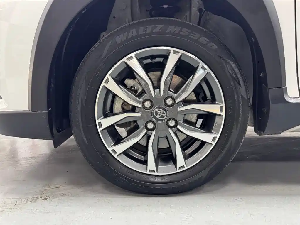 Toyota Yaris L 2023 — фото 18