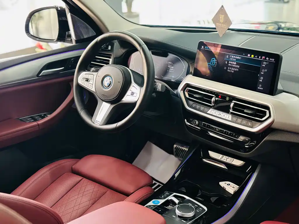 BMW iX3 2025 — фото 18