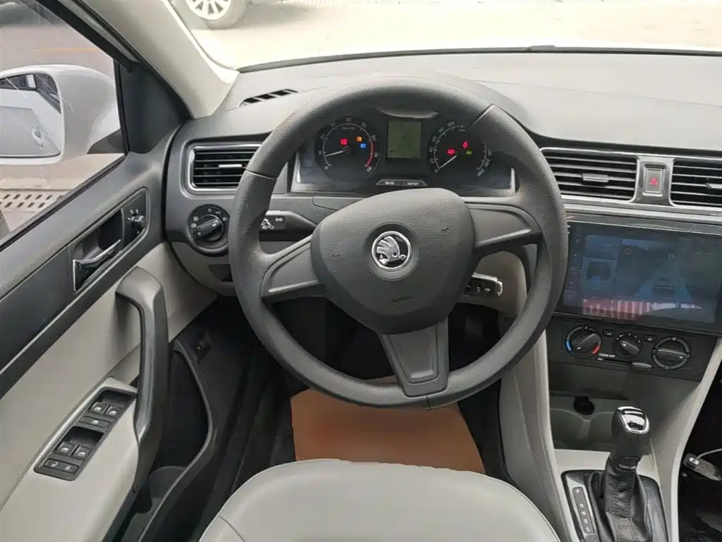 Skoda Rapid 2017 — фото 11