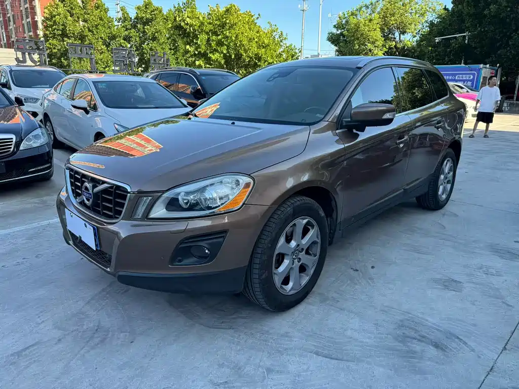 Volvo XC60 2010 — фото 1