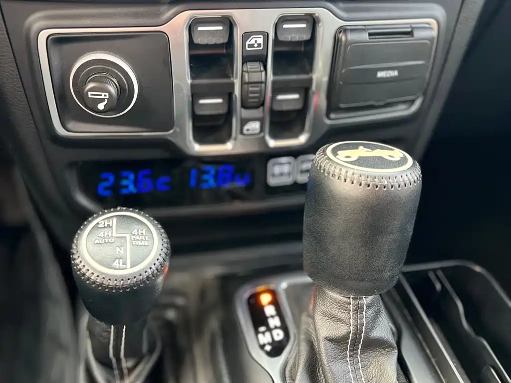 Jeep Wrangler 2020 — фото 15