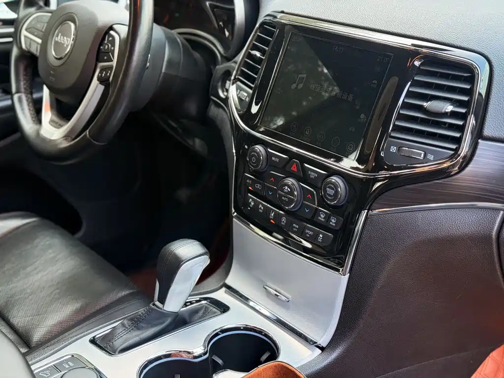 Jeep Grand Cherokee 2023 — фото 18