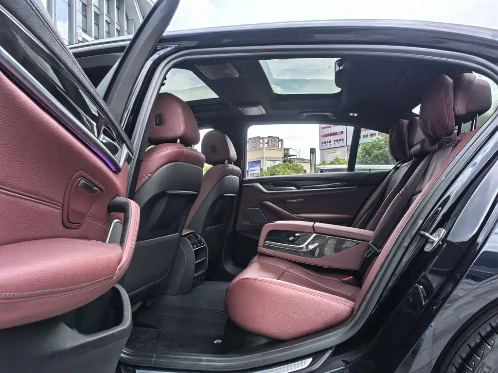 BMW 5 Series 2019 — фото 16