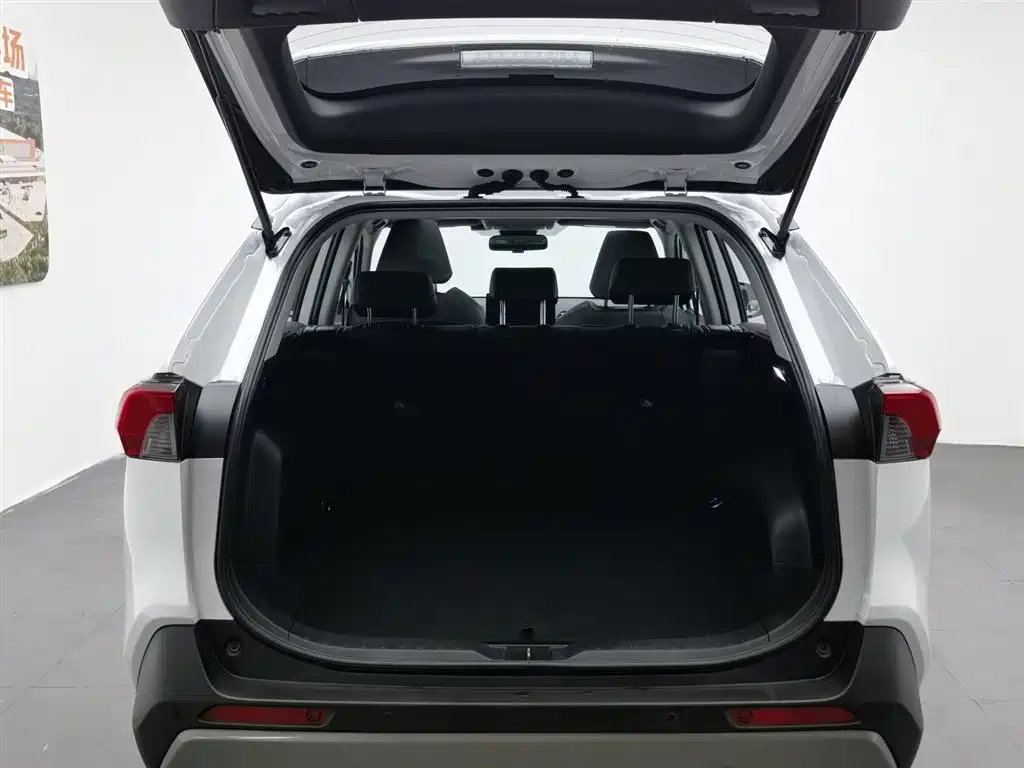 Toyota RAV4 2023 — фото 16