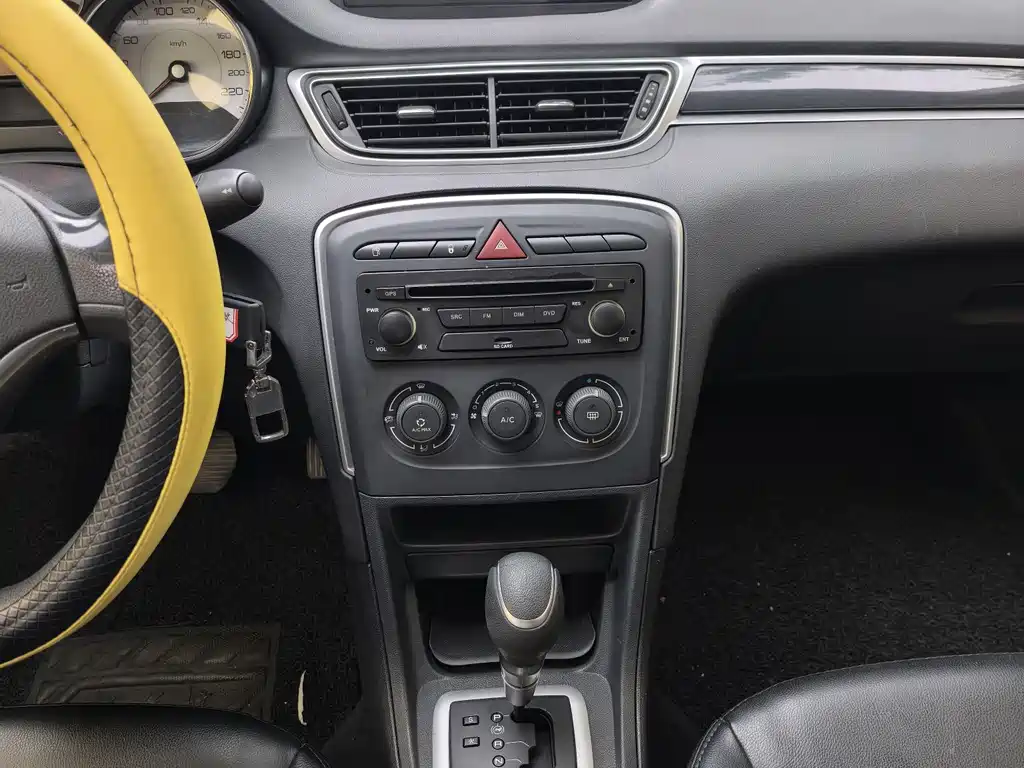Peugeot 308 2017 — фото 11