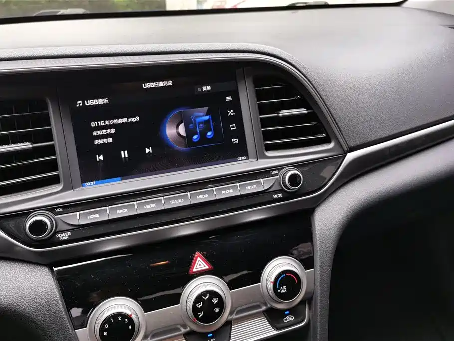 Hyundai Elantra 2019 — фото 13