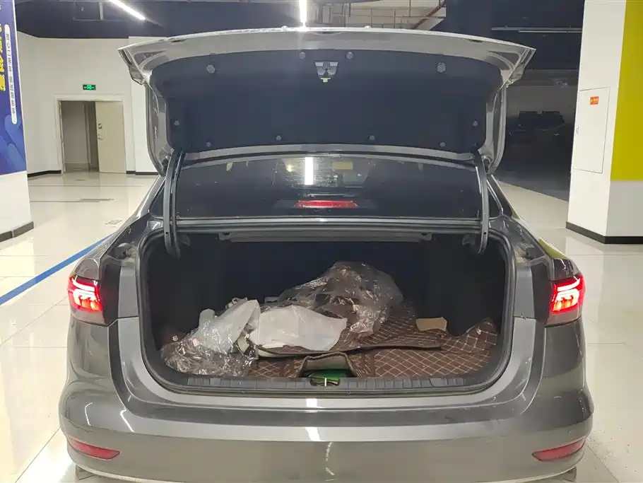 Geely Emgrand 2022