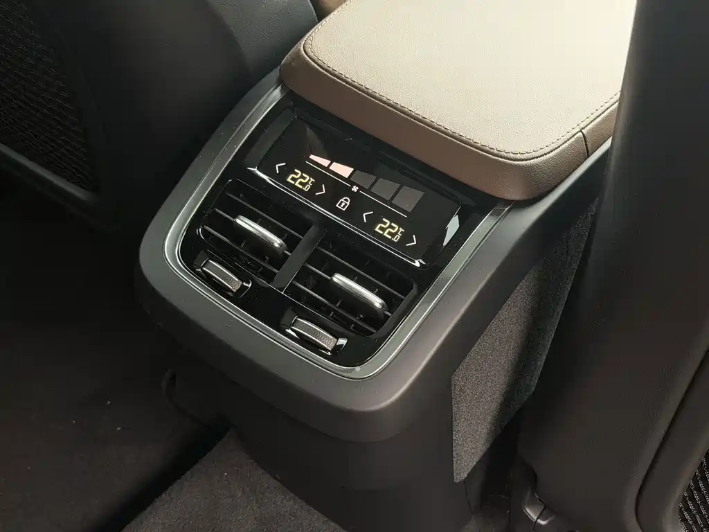 Volvo XC90 2022 — фото 10