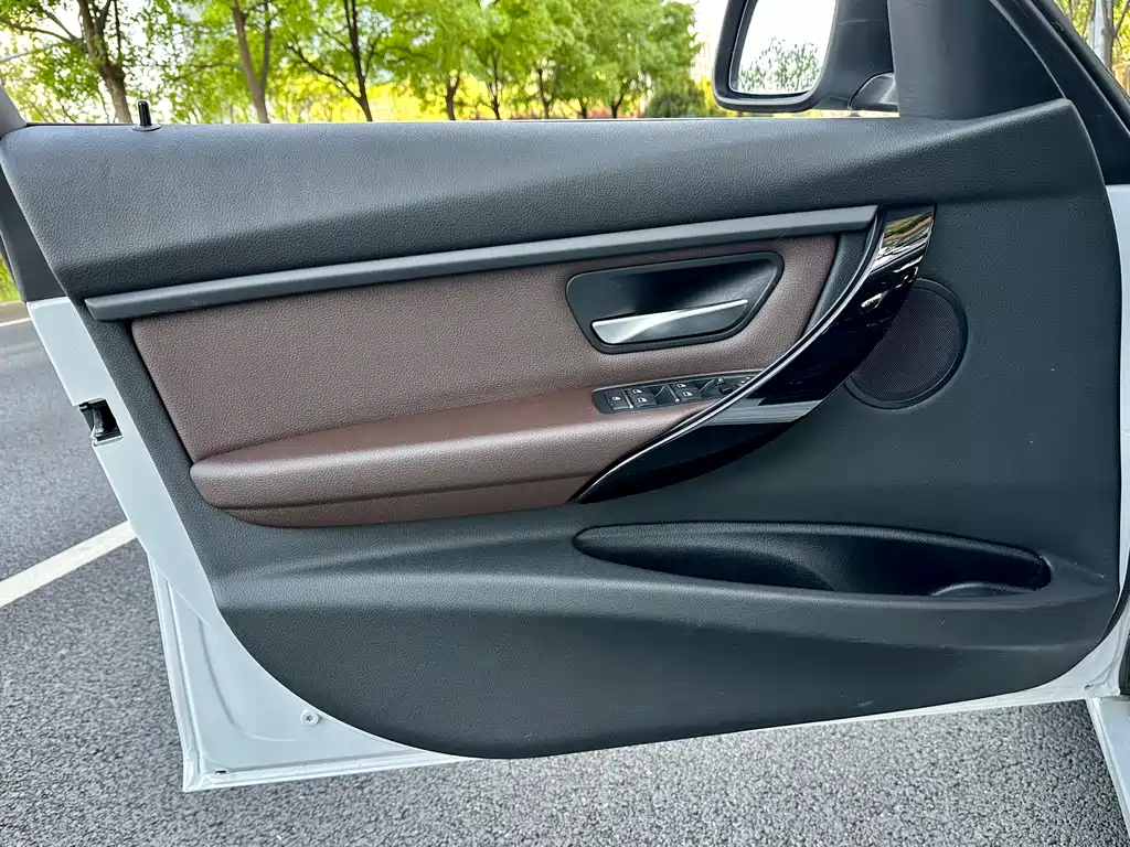 BMW 3 Series 2019 — фото 10