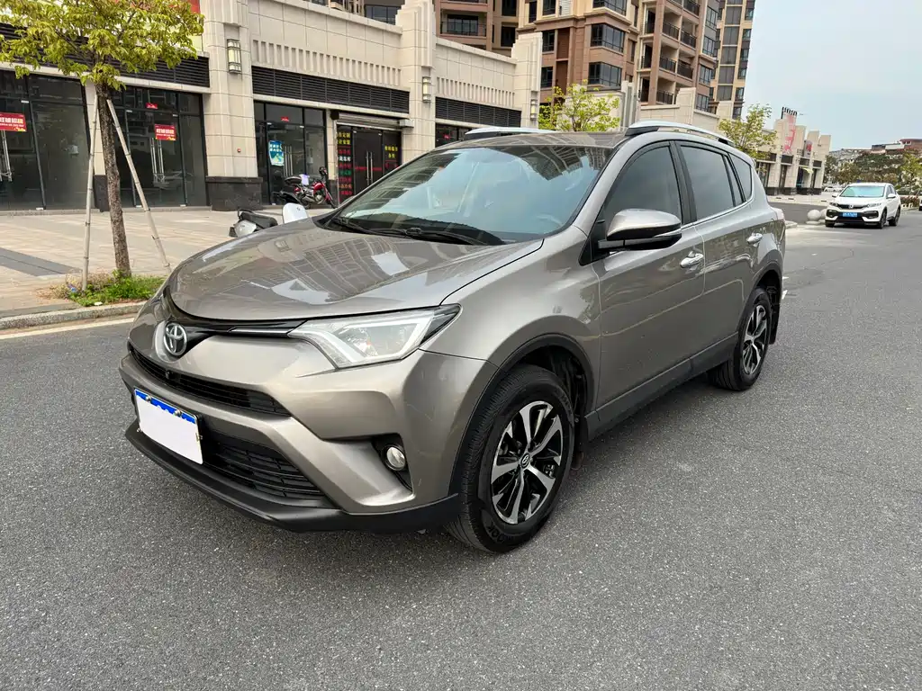 Toyota RAV4 2017 — фото 1