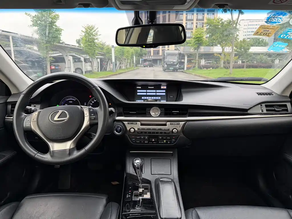 Lexus ES 2015 — фото 16