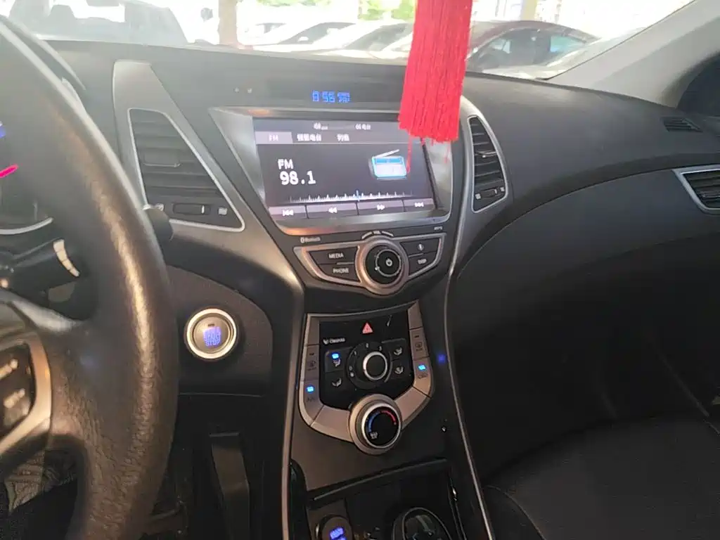Hyundai Elantra 2017 — фото 13
