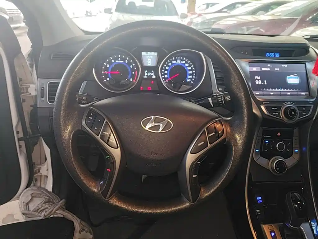 Hyundai Elantra 2017 — фото 11