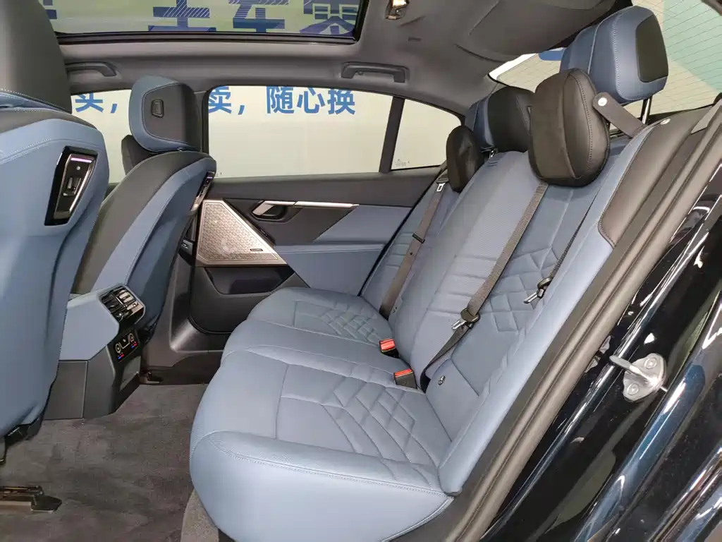 BMW 5 Series 2025 — фото 10