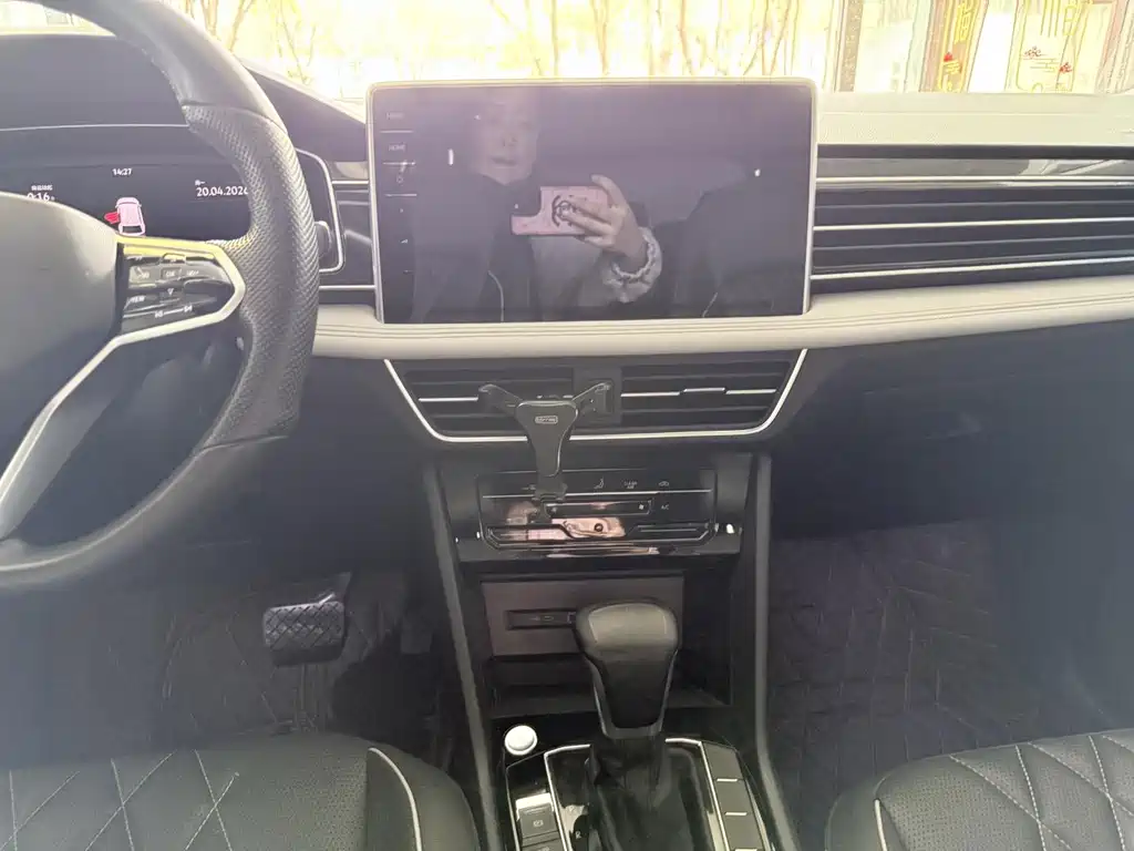 Volkswagen Tiguan L 2023 — фото 15