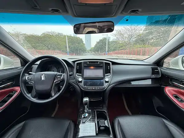 Toyota Crown 2015