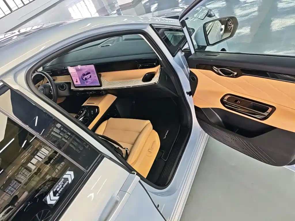 GAC Motor E8 PHEV 2024 — фото 11