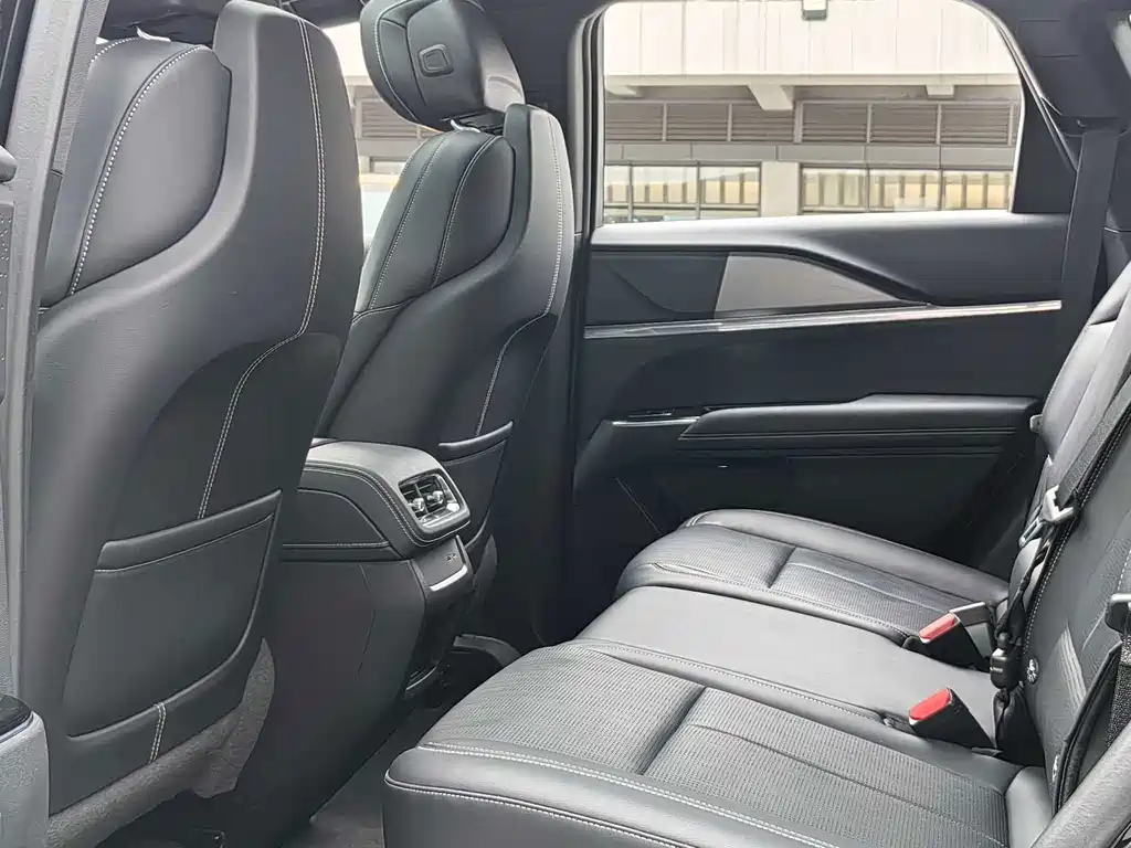 Cadillac XT5 2025 — фото 11