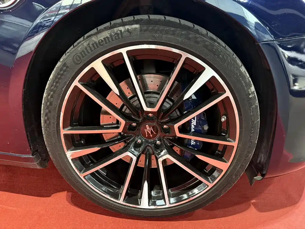 Maserati Quattroporte 2015 — фото 14