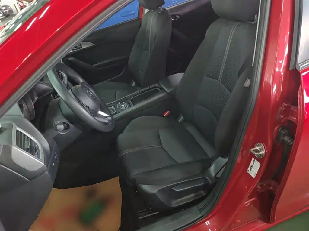 Mazda 3 Axela 2018 — фото 15