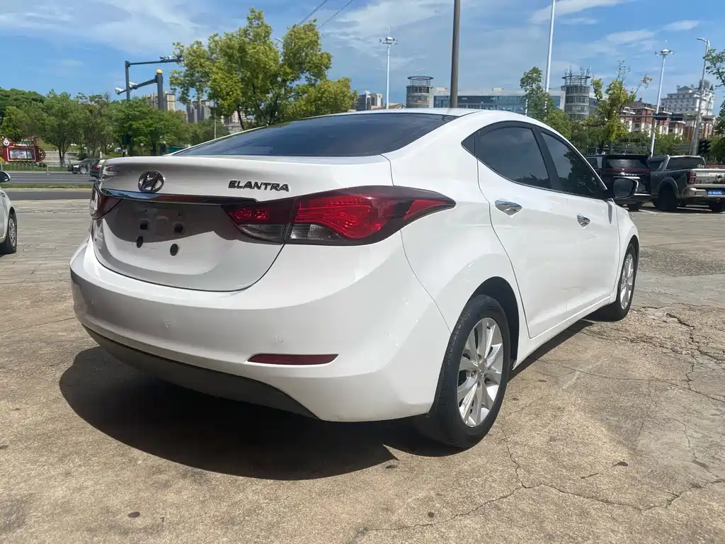 Hyundai Elantra Langdong 2016 — фото 12