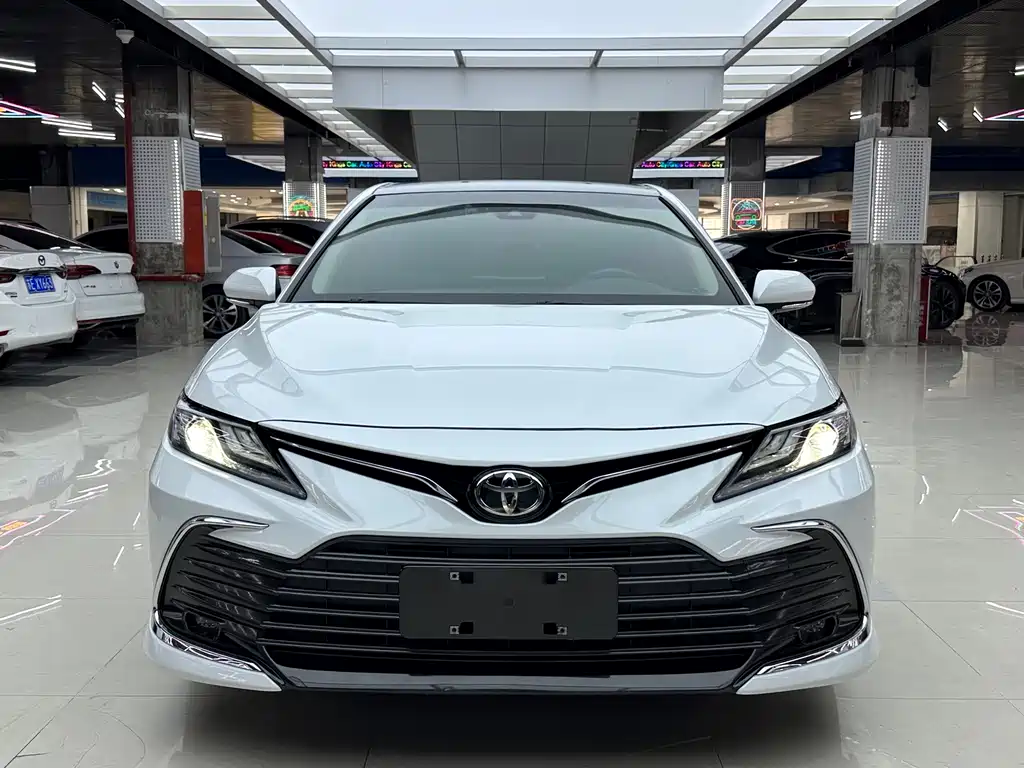 Toyota Camry 2022 — фото 1