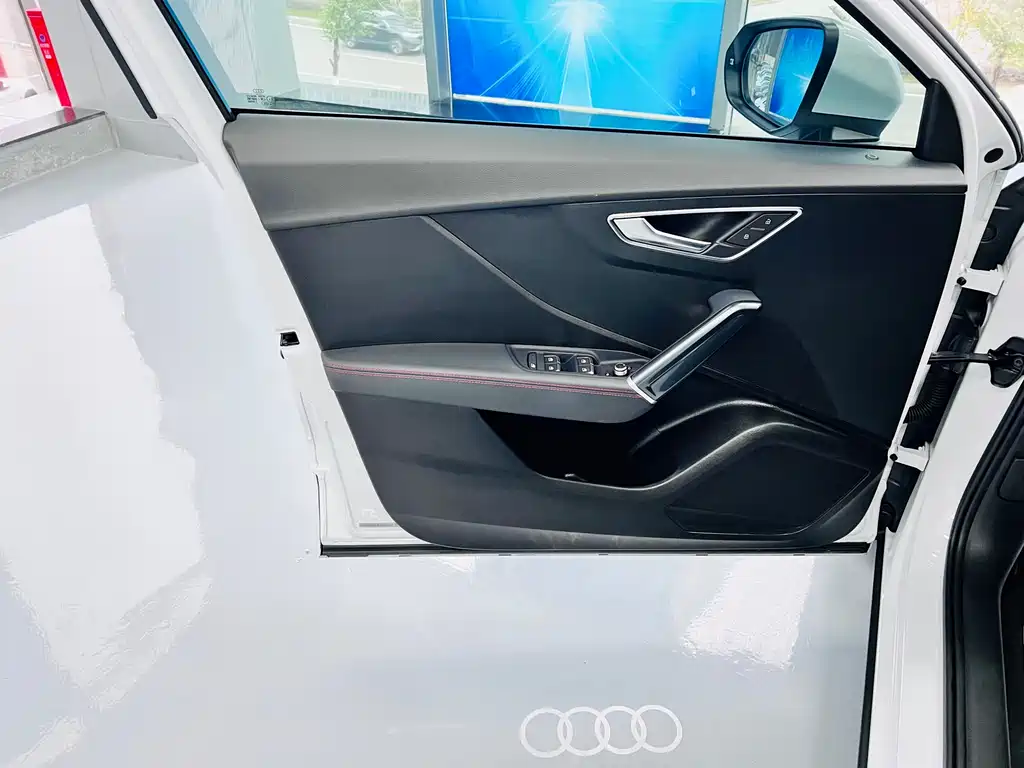 Audi Q2L 2022 — фото 8