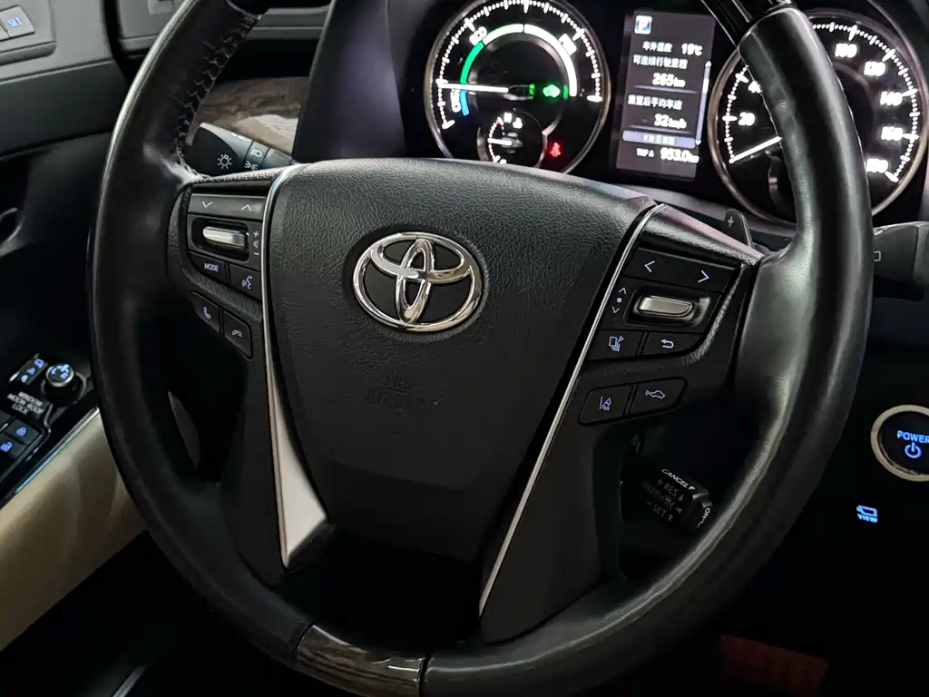 Toyota Alphard 2022 — фото 13