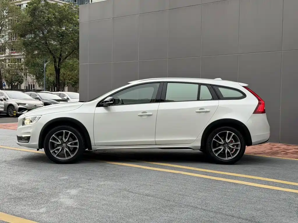 Volvo V60 2018 — фото 11