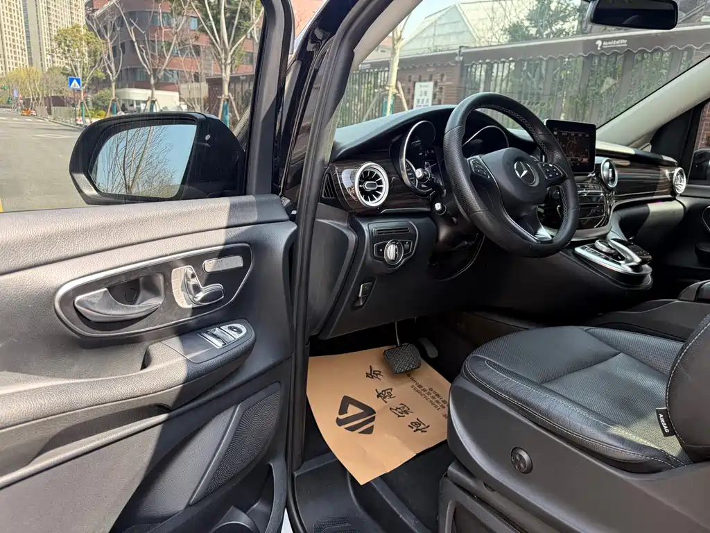Mercedes-Benz V-Class 2020 — фото 13