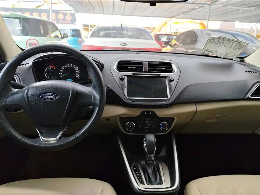 Ford Escort 2016 — фото 12