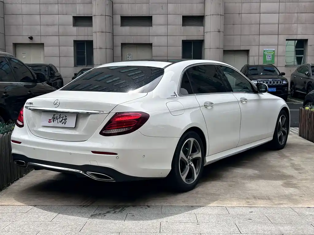 Mercedes-Benz E-Class 2019 — фото 19