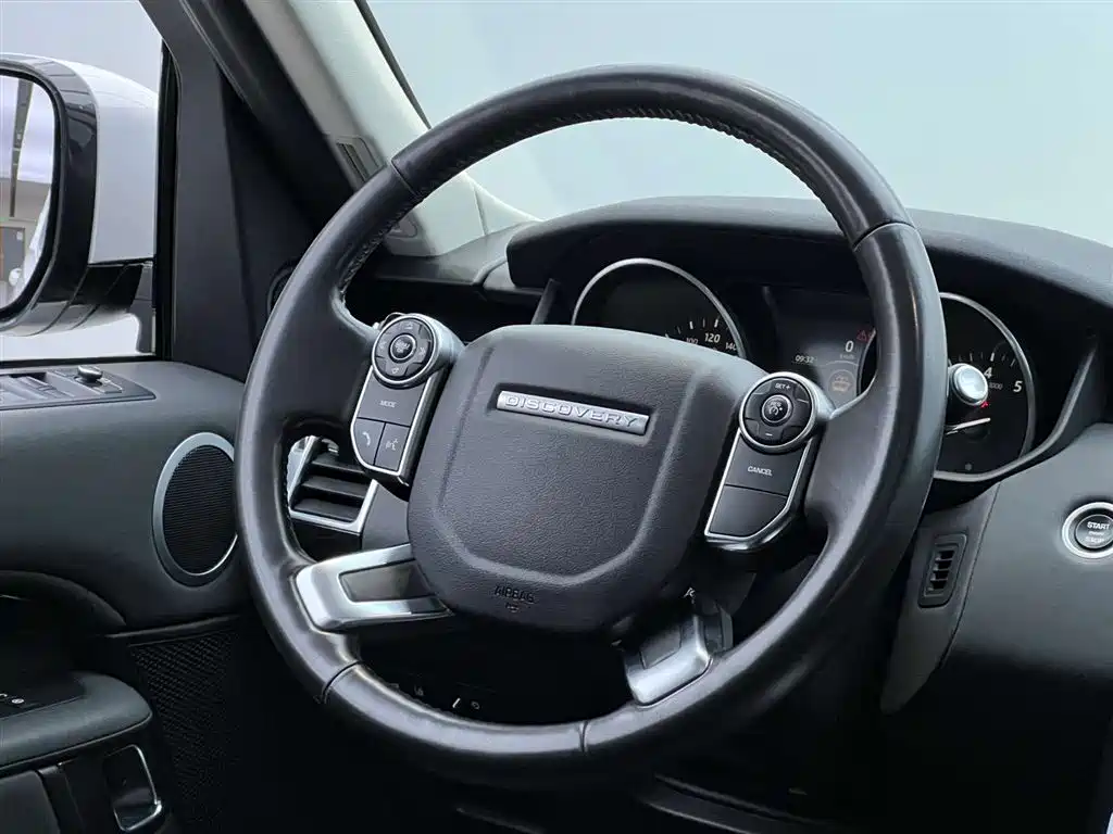 Land Rover Discovery 2018 — фото 15