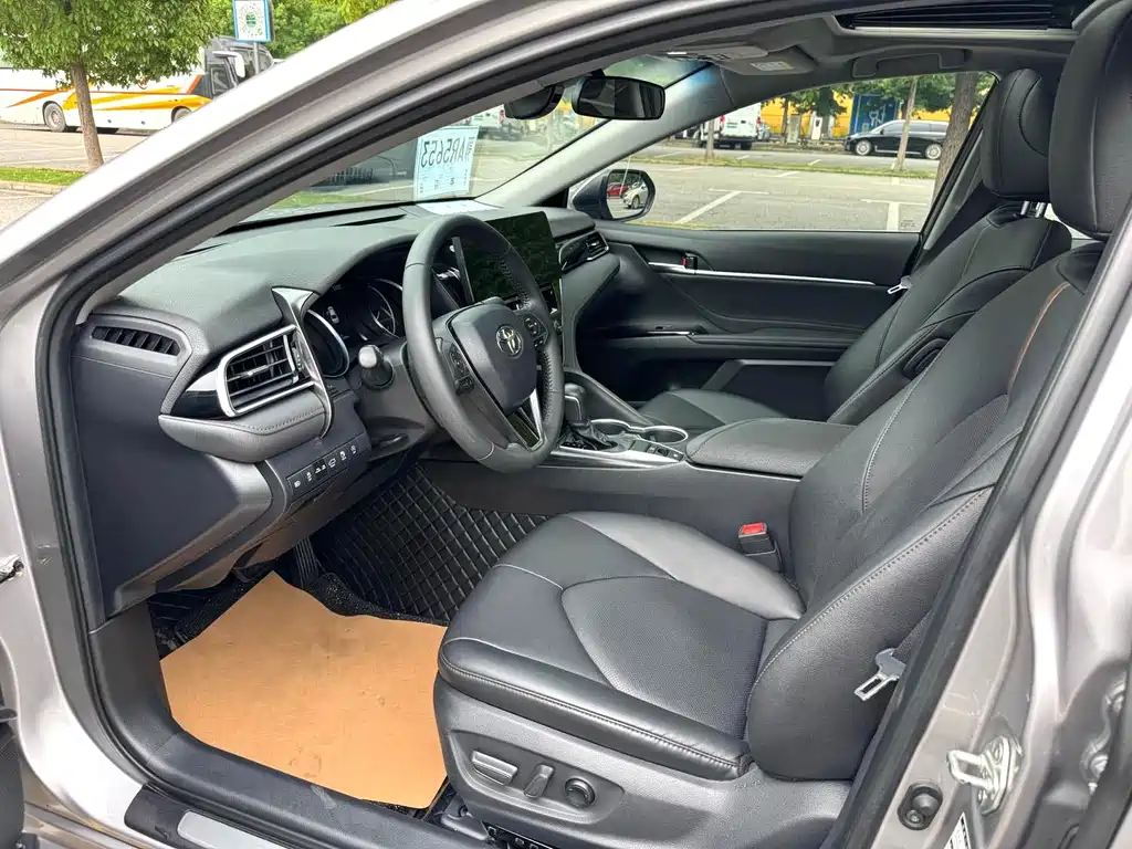 Toyota Camry 2023 — фото 4