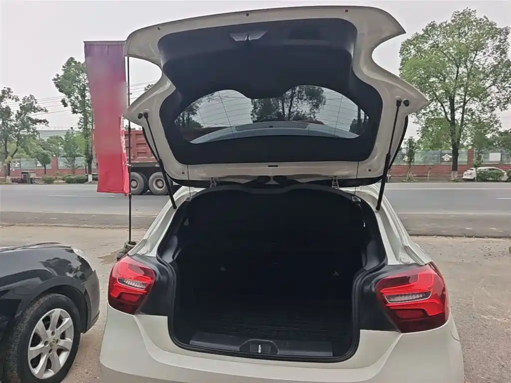 Mercedes-Benz A-Class 2017 — фото 19
