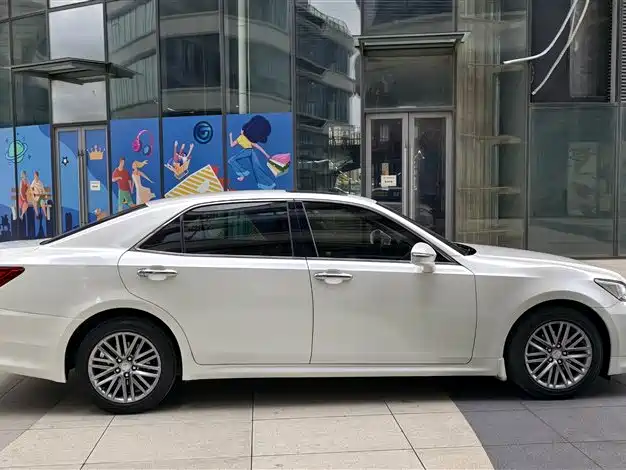 Toyota Crown 2017 — фото 10