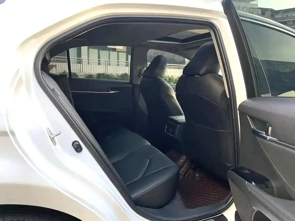Toyota Camry 2023 — фото 12