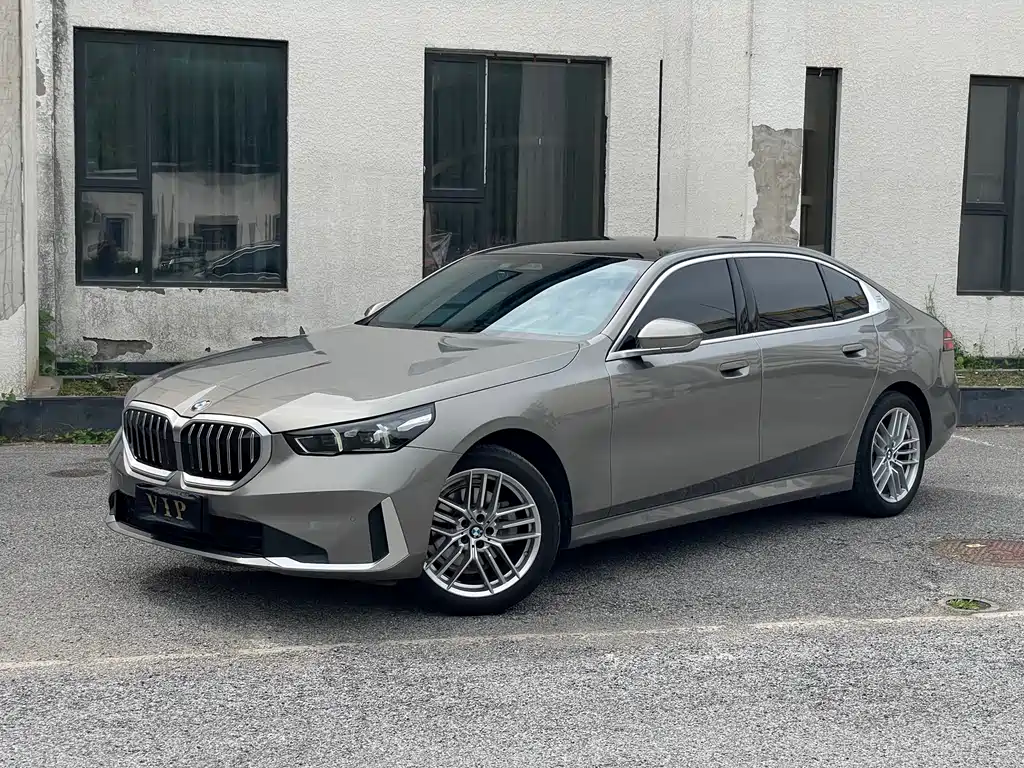BMW 5 Series 2025 — фото 1