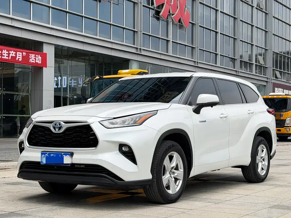 Toyota Highlander 2024 — фото 1