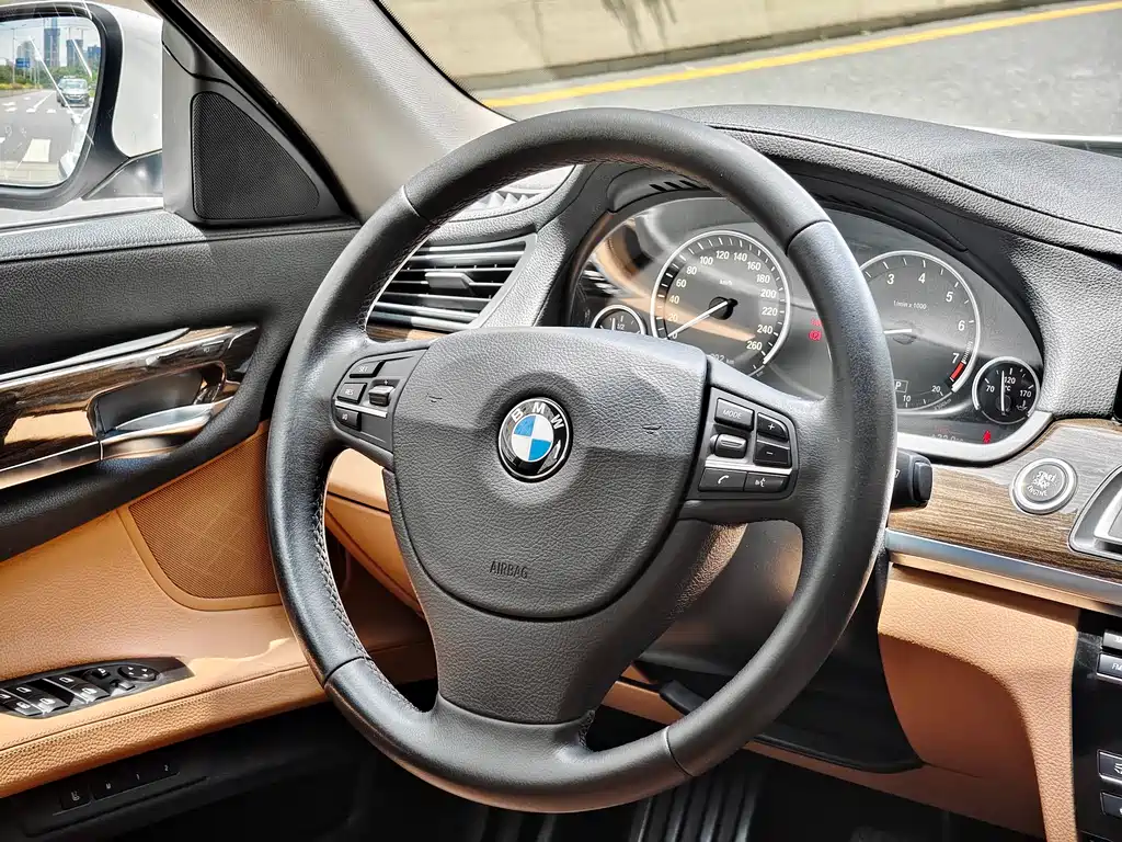 BMW 7 Series 2011 — фото 17