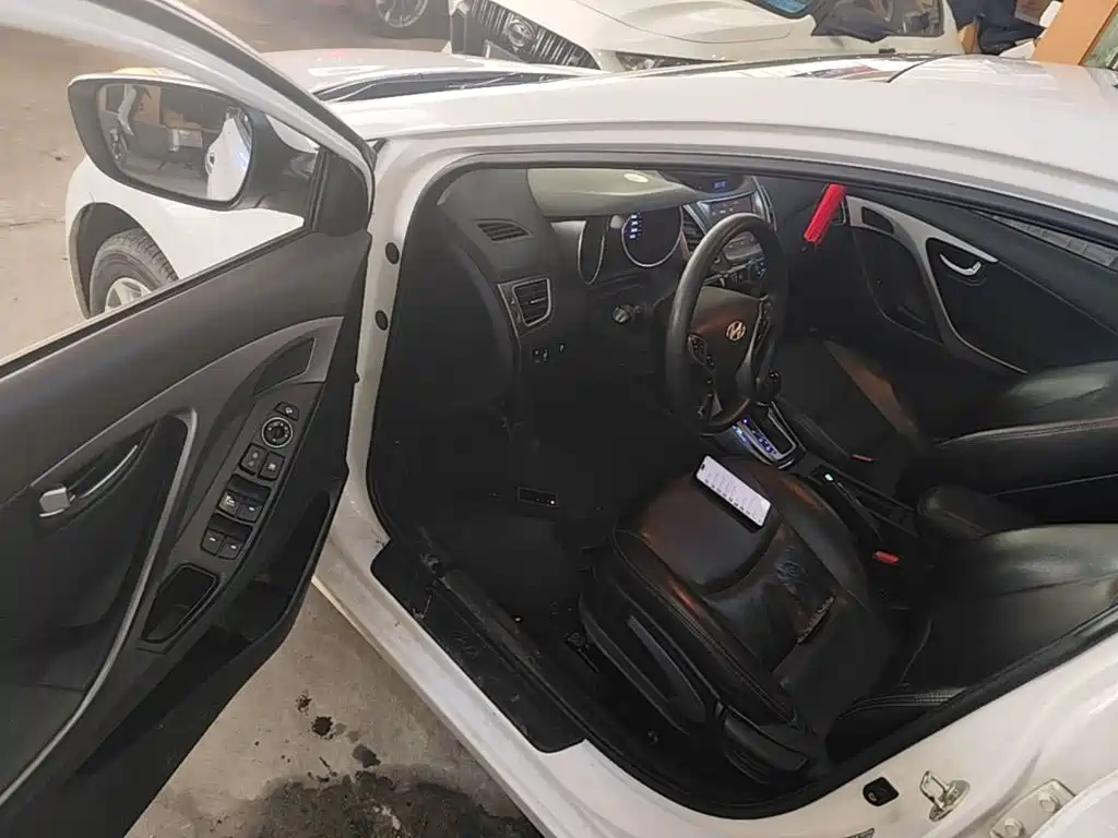 Hyundai Elantra 2017 — фото 16