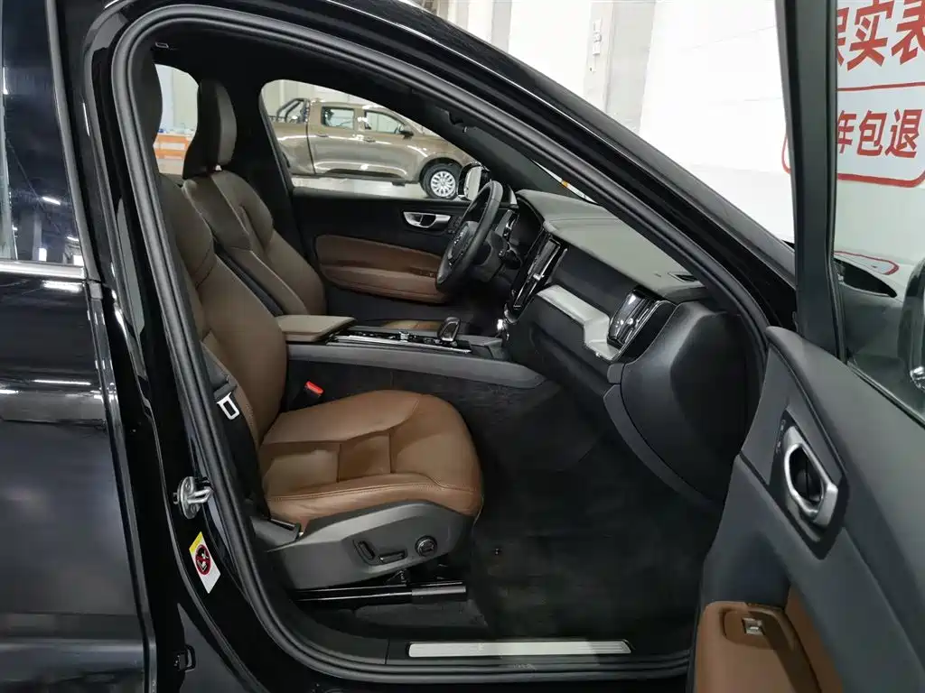 Volvo XC60 2024 — фото 23