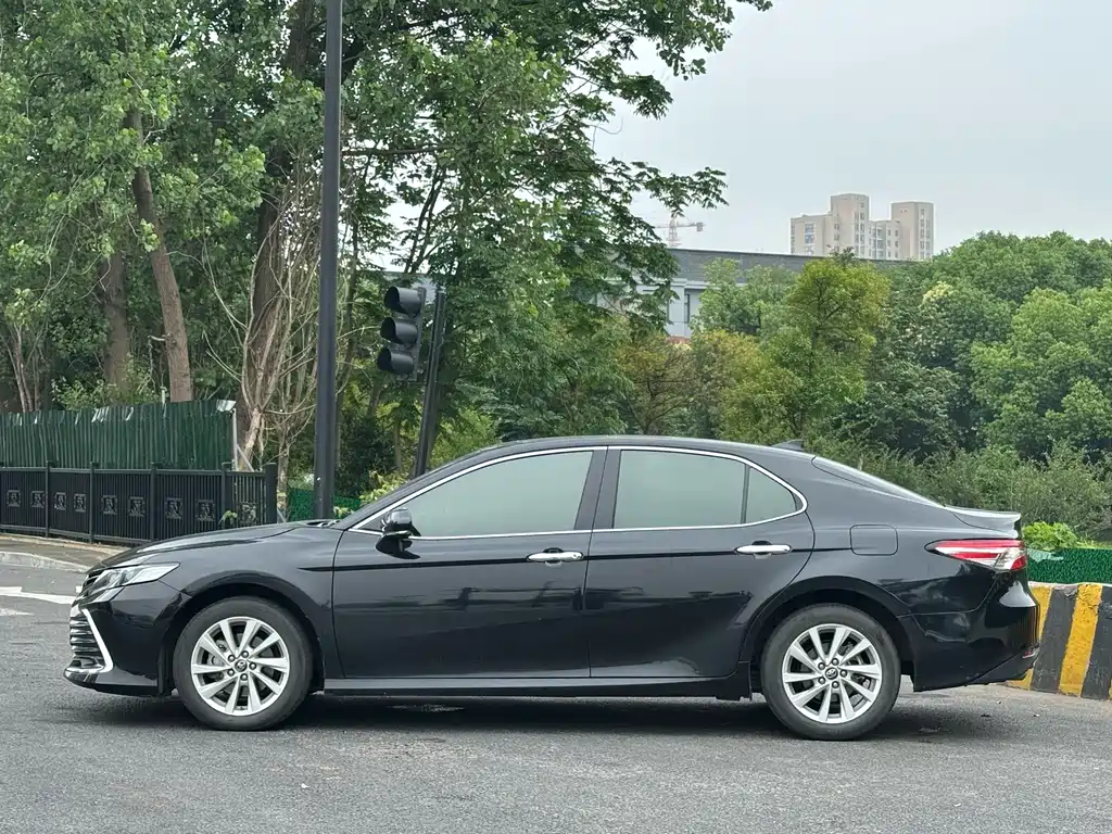 Toyota Camry 2021 — фото 4