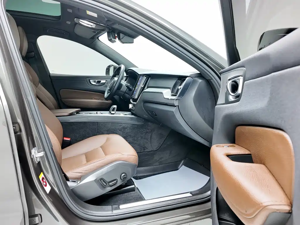 Volvo XC60 2022 — фото 12