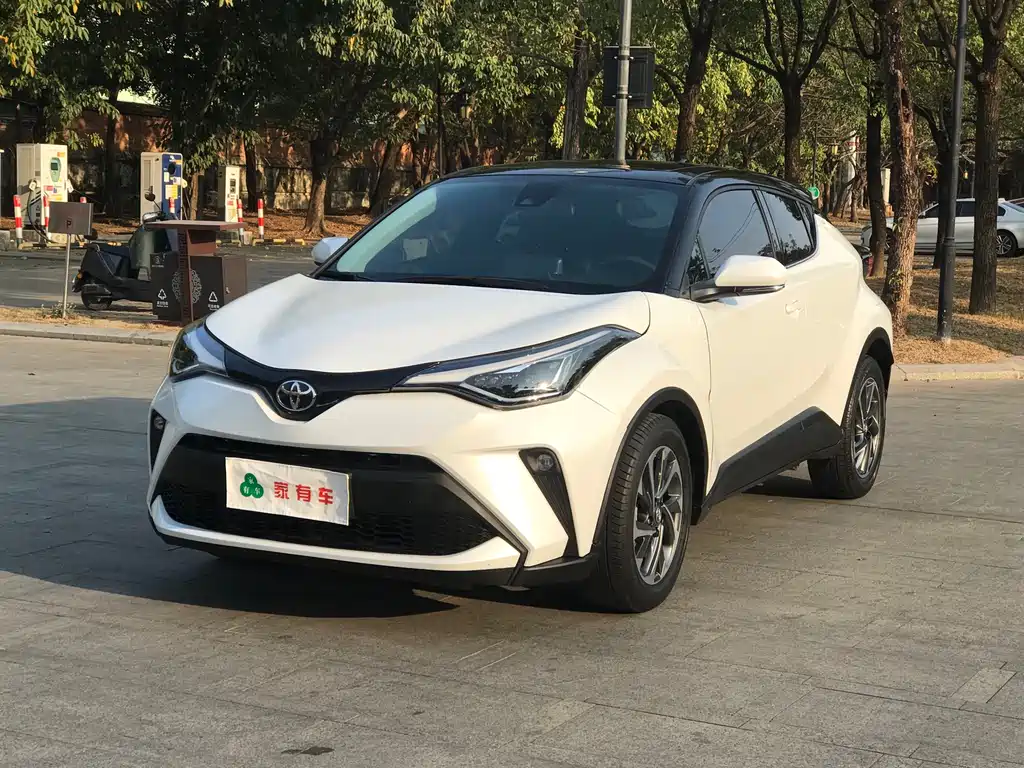 Toyota C-HR 2022 — фото 1