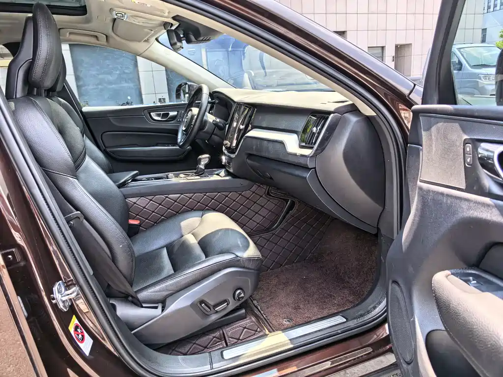 Volvo XC60 2018 — фото 10
